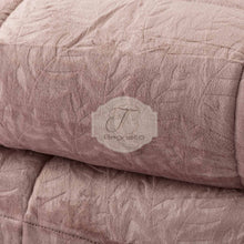 Carica l&#39;immagine nel visualizzatore di Gallery, Trapunta In Ecopelliccia Jacquard Cecilia Rosa
