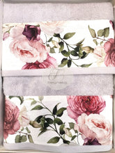 Carica l&#39;immagine nel visualizzatore di Gallery, Coppia Asciugamani Floral Con Scatola Grigio Asciugamani
