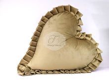 Carica l&#39;immagine nel visualizzatore di Gallery, Cuscino Arredo Velluto Cuore Gold
