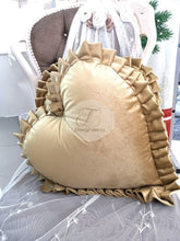 Carica l&#39;immagine nel visualizzatore di Gallery, Cuscino Arredo Velluto Cuore Gold
