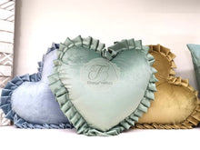 Carica l&#39;immagine nel visualizzatore di Gallery, Cuscino Arredo Velluto Cuore Gold
