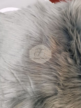 Carica l&#39;immagine nel visualizzatore di Gallery, Cuscino Imbottito Pelliccia Grigio
