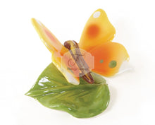 Carica l&#39;immagine nel visualizzatore di Gallery, a close up of a vase with flowers in it 
